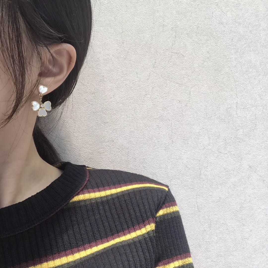 ˇGilded EraˇCLOVER SWEET WHITE MOP EARRINGS