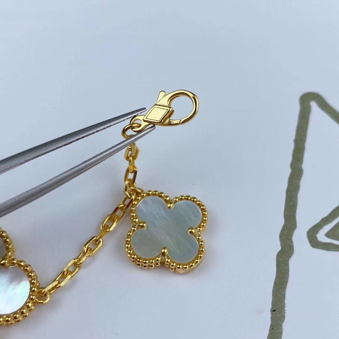 ˇGilded EraˇMAGIC CLOVER MOP GOLD BRACELET 5 MOTIFS