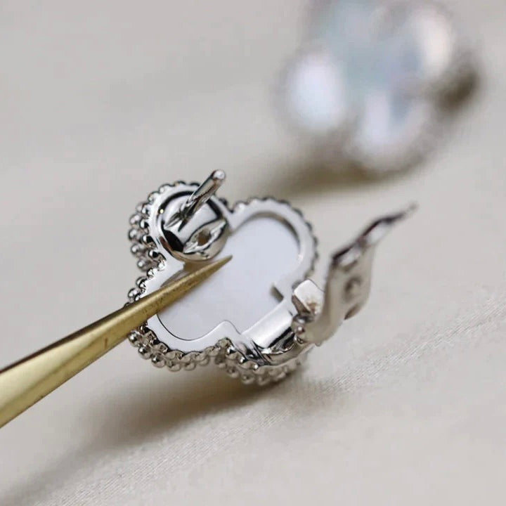 ˇGilded EraˇCLOVER MEDIUM 1 MOTIFS WHITE MOP EARRINGS SILVER