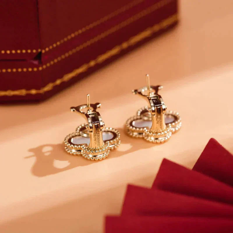 ˇGilded EraˇCLOVER MEDIUM 1 MOTIFS WHITE MOP STUD EARRINGS