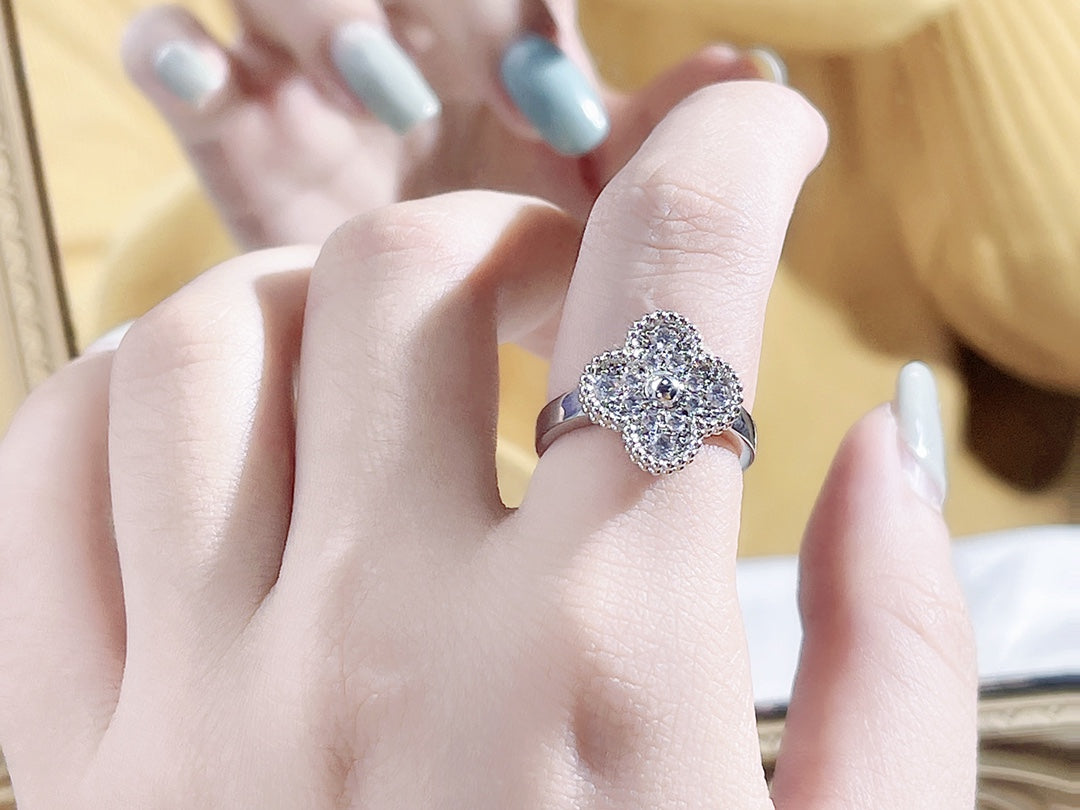 ˇGilded EraˇCLOVER DIAMOND RING