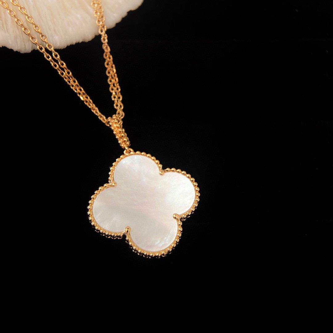 ˇGilded EraˇCLOVER 25MM MOP LARGE PENDANT NECKLACE