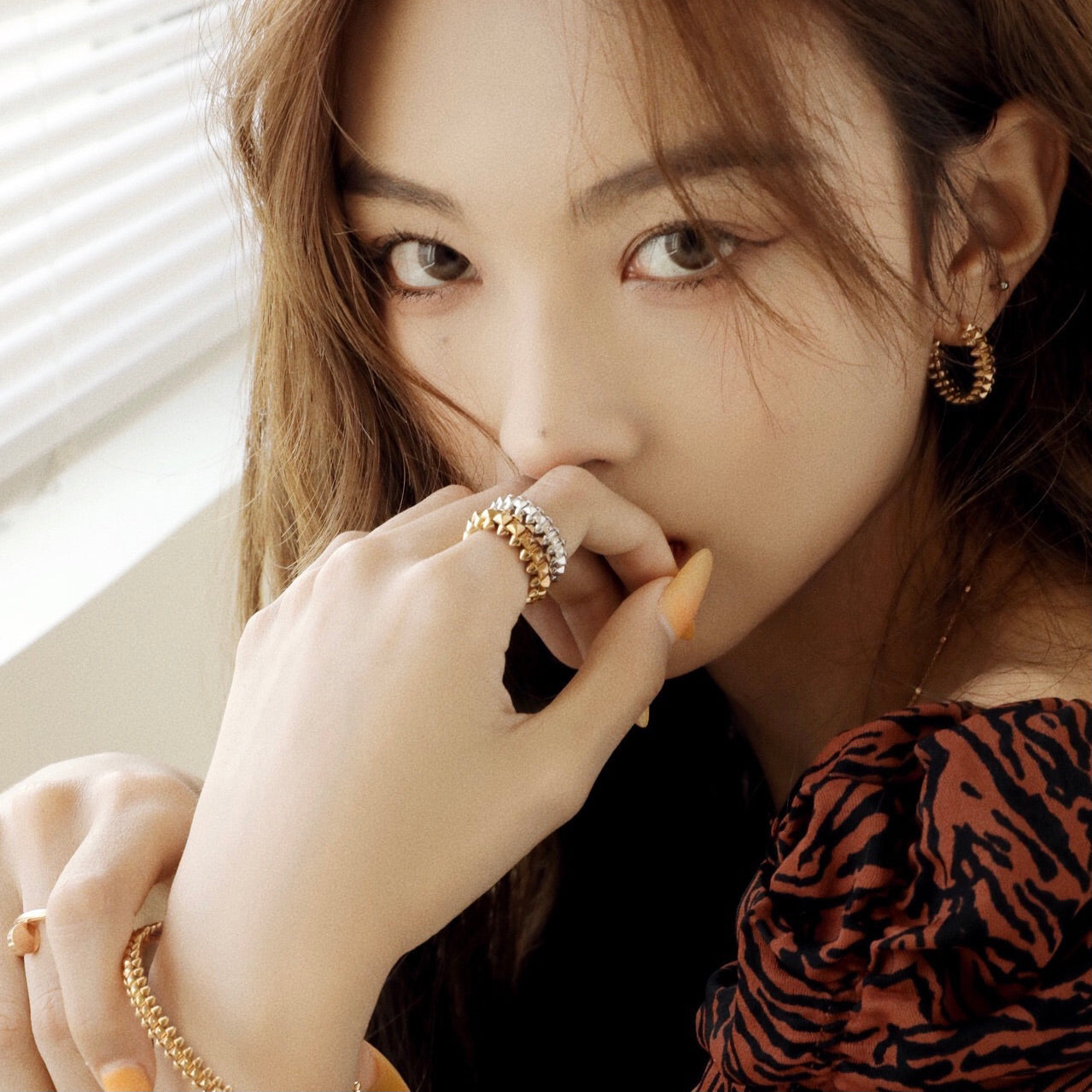 ˇGilded EraˇCLASH SMALL HOOP EARRINGS