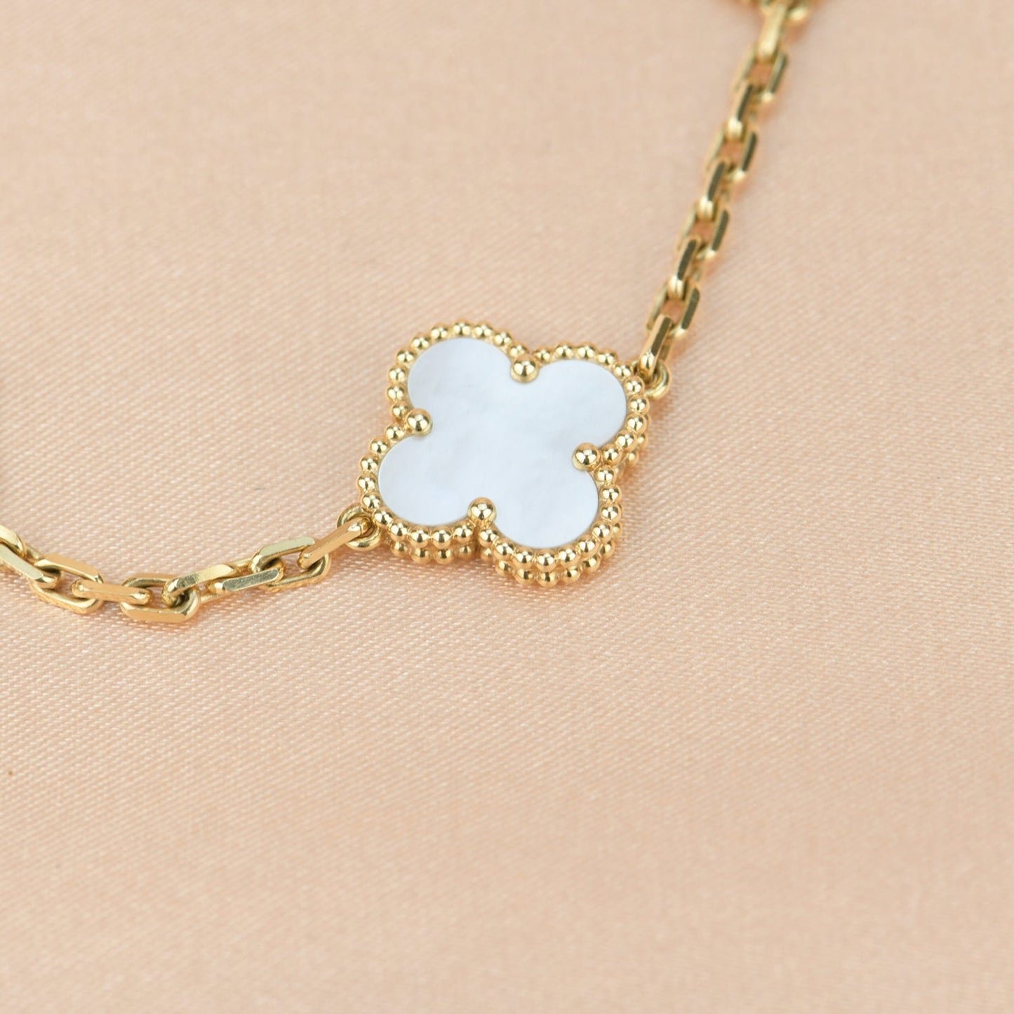 ˇGilded EraˇCLOVER 5 MOTIF WHITE MOP BRACELET