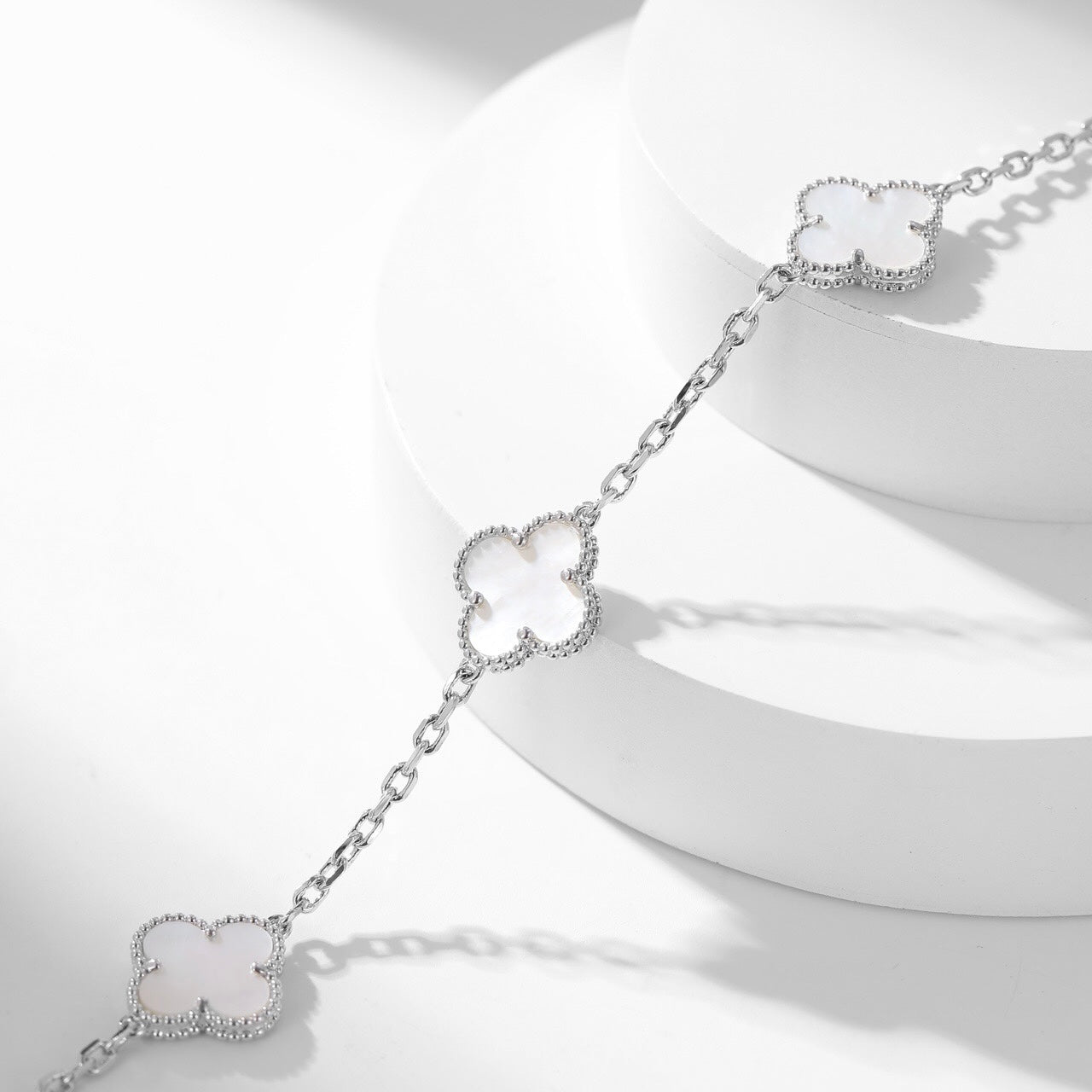 ˇGilded EraˇCLOVER 10 MOTIFS WHITE MOTHER OF PEARL NECKLACE