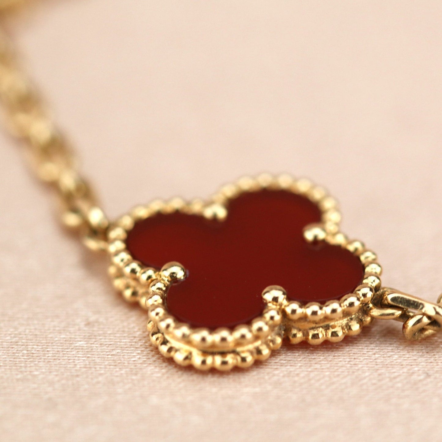 ˇGilded EraˇCLOVER 5 MOTIFS RED AGATE BRACELET