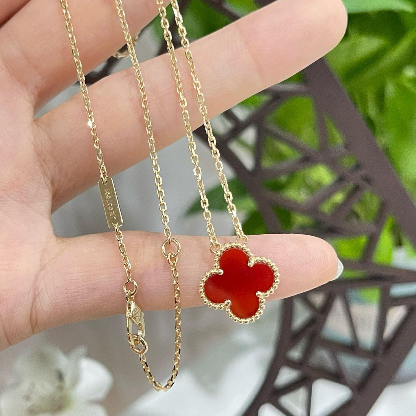 ˇGilded EraˇCLOVER 15MM CARNELIAN SINGLE FLOWER NECKLACE