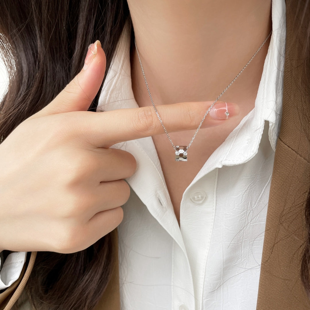 ˇGilded EraˇBEE MINI PEDANT DIAMOND NECKLACE