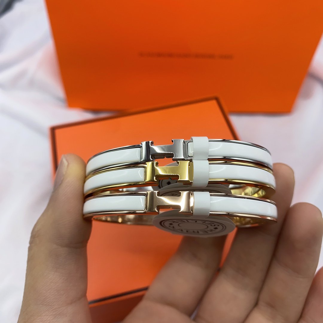 ˇGilded EraˇCLASSIC HM CLIC WHITE 8MM ENAMEL BRACELET