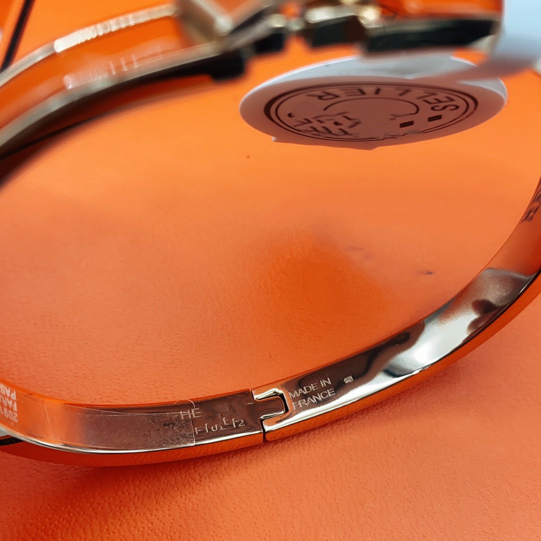 ˇGilded EraˇCLASSIC HM CLIC RED 8MM ENAMEL BRACELET