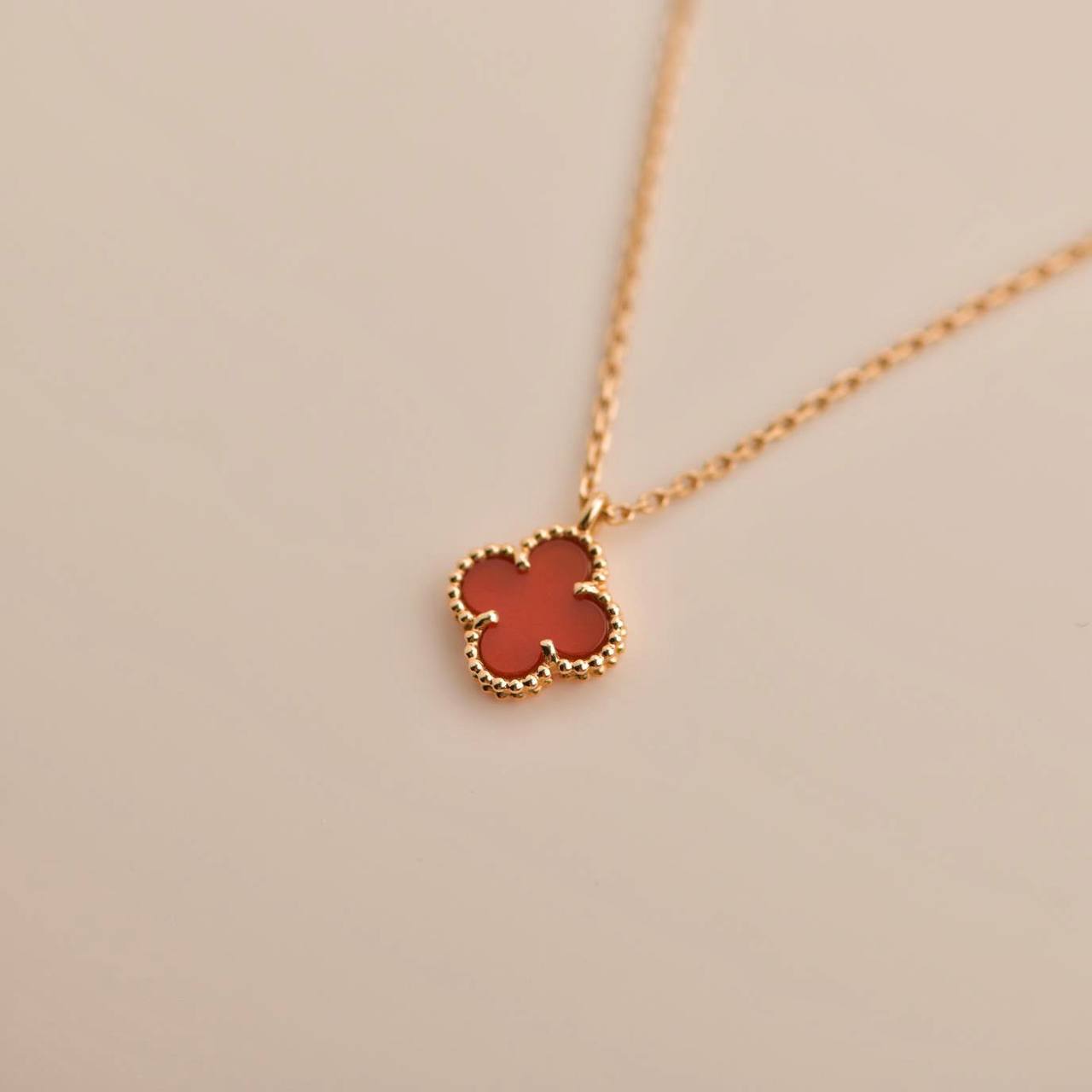 ˇGilded EraˇCLOVER MINI 9.5MM WHITE CARNELIANS NECKLACE