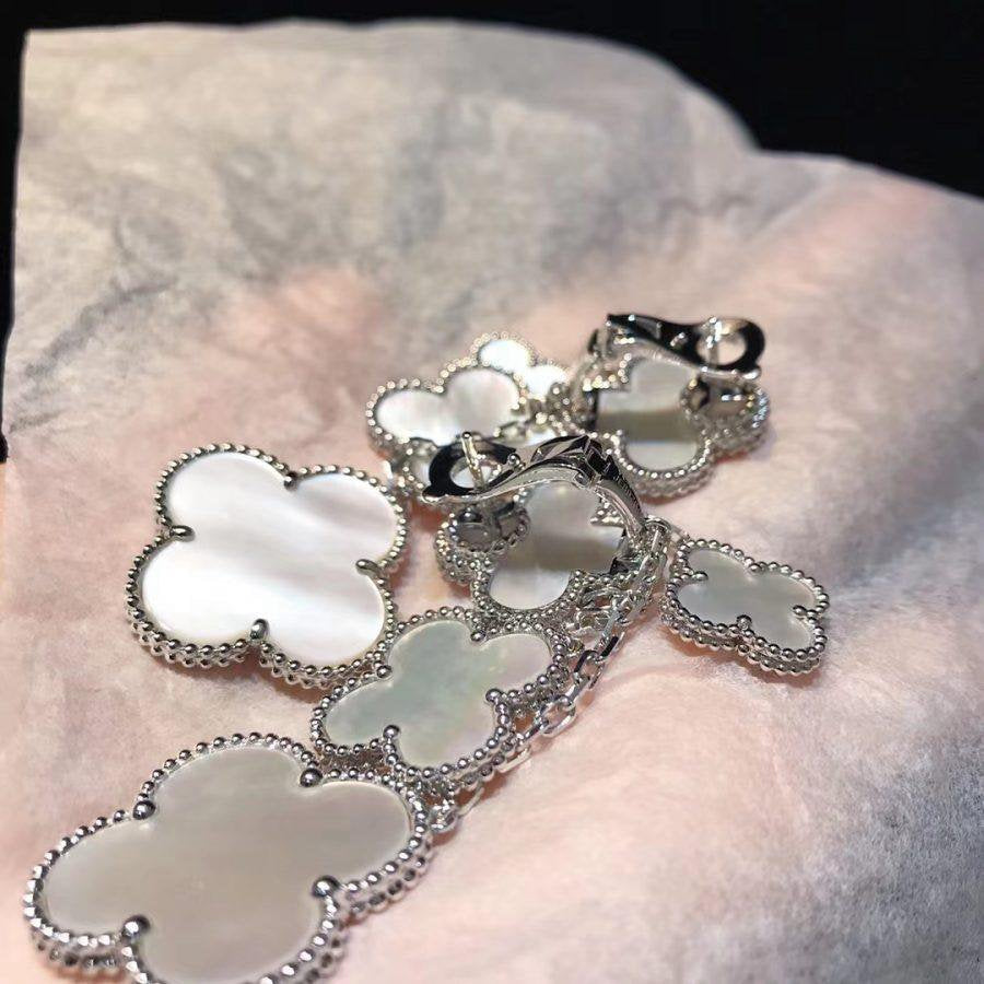ˇGilded EraˇCLOVER EARRINGS WHITE MOP 4 MOTIFS SILVER