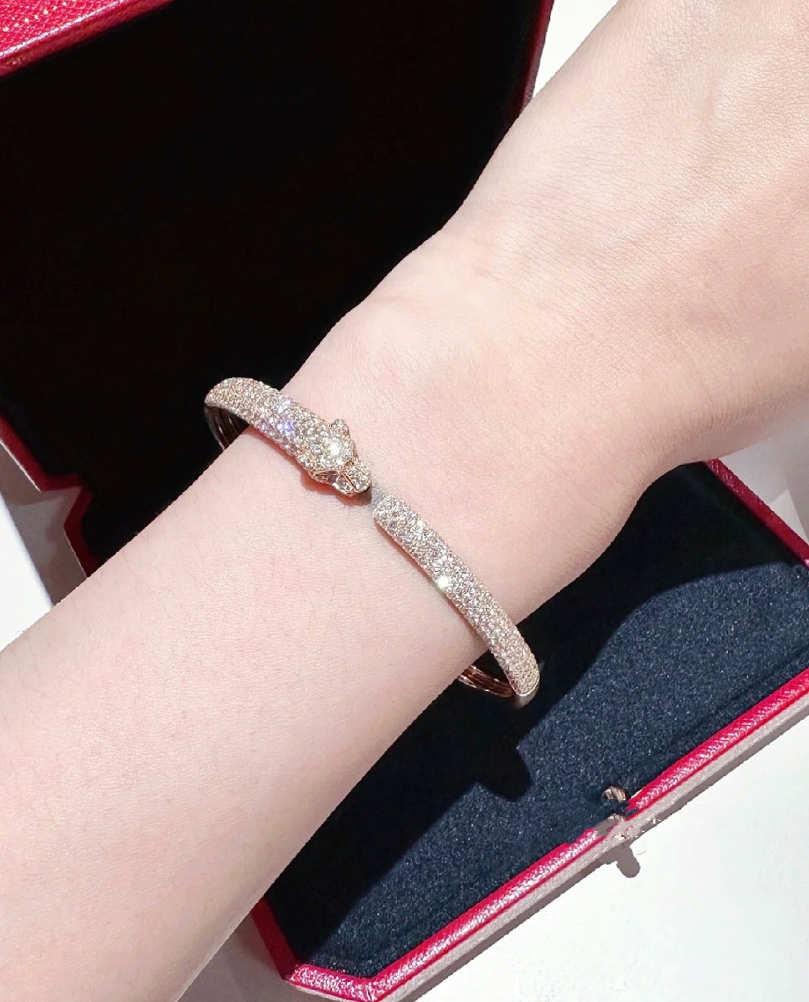 ˇGilded EraˇPANTHERE FULL DIAMOND OPEN BRACELET