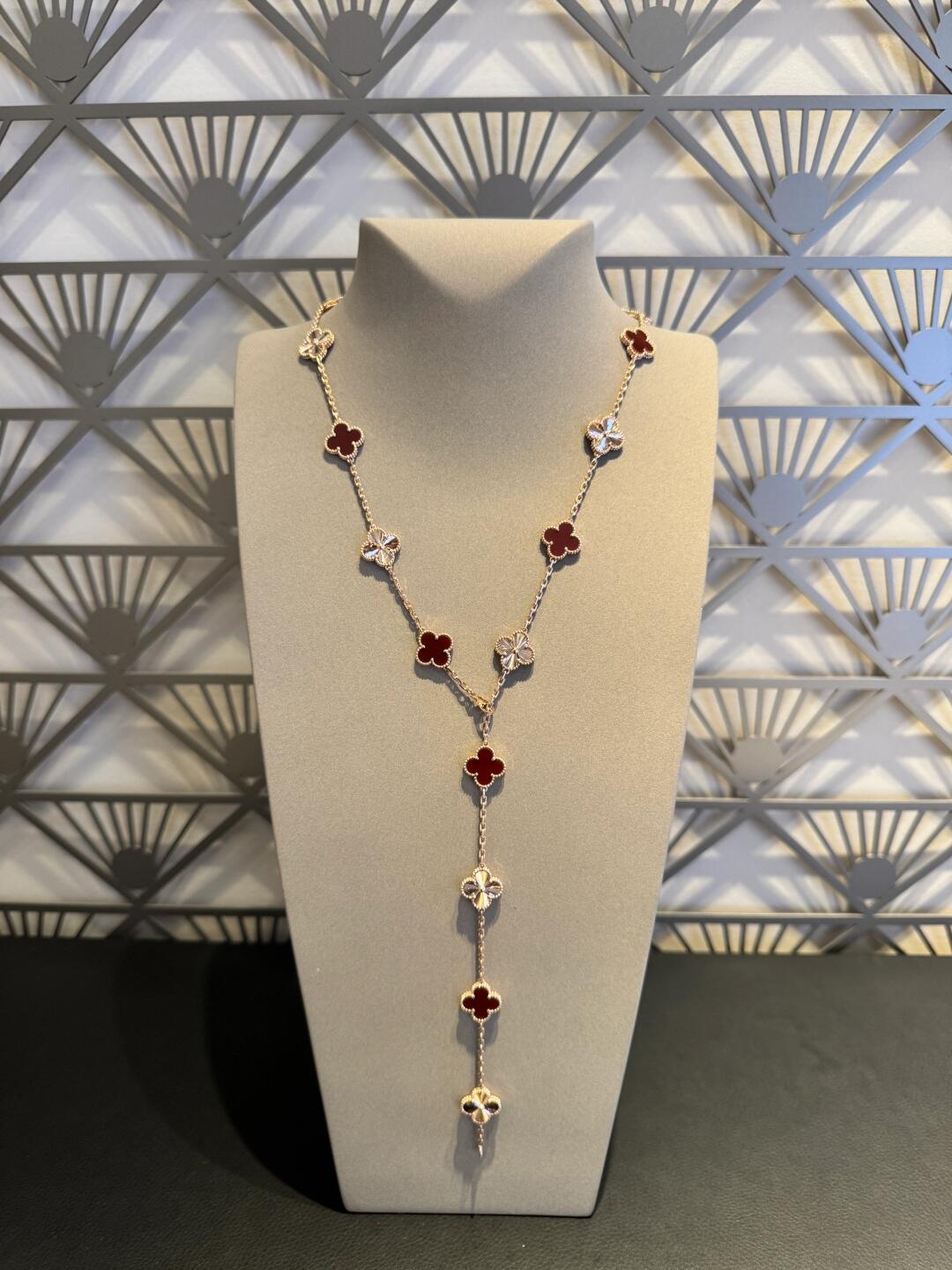 ˇGilded EraˇCLOVER 20 MOTIFS LASER CARNELIAN NECKLACE