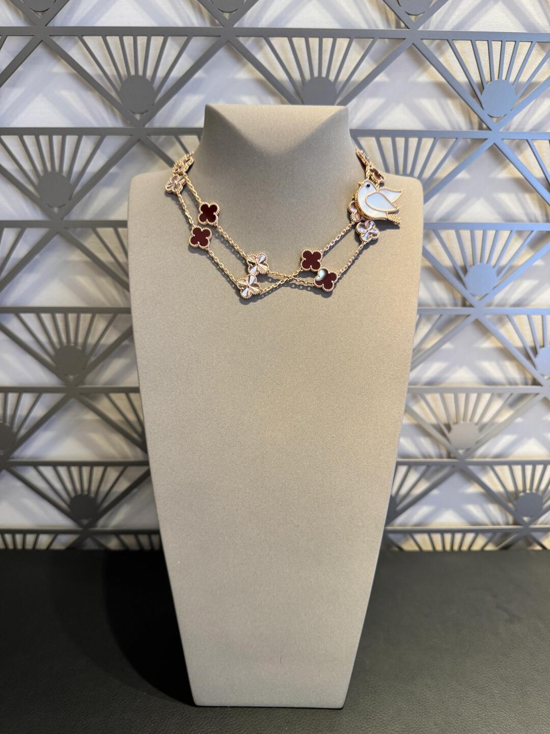 ˇGilded EraˇCLOVER 20 MOTIFS LASER CARNELIAN NECKLACE