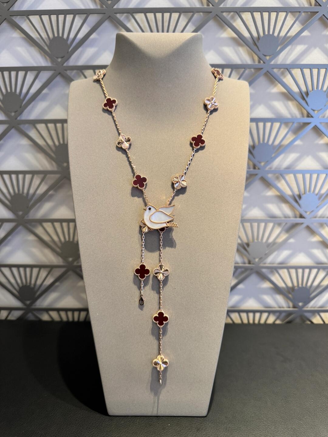 ˇGilded EraˇCLOVER 20 MOTIFS LASER CARNELIAN NECKLACE