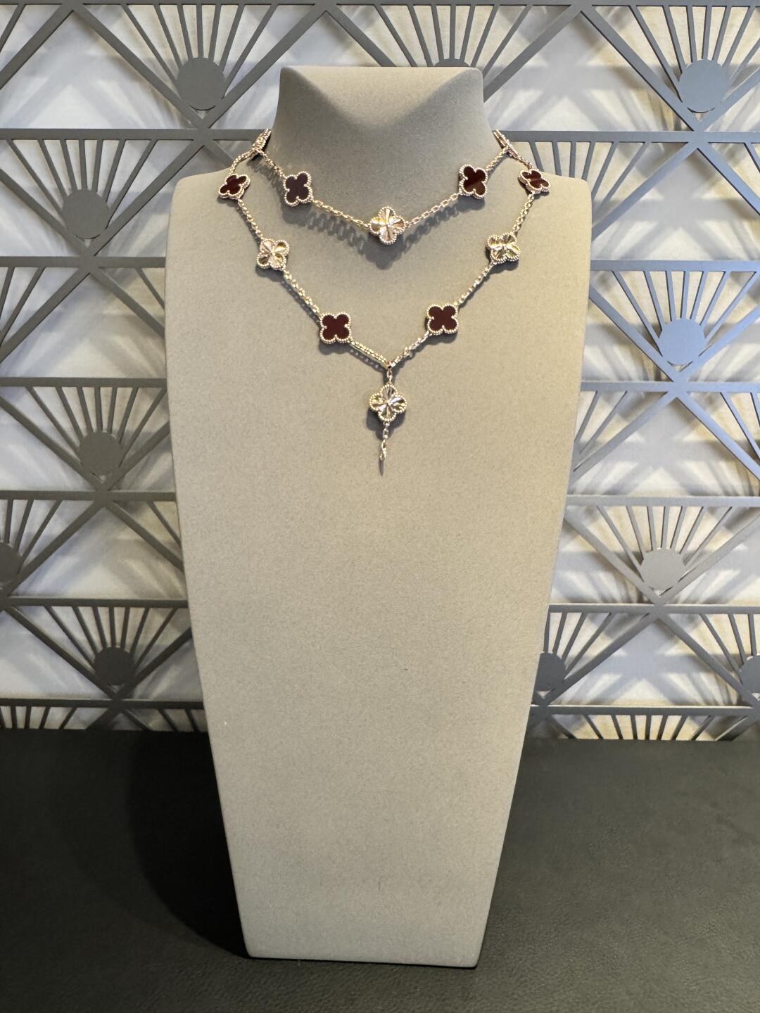 ˇGilded EraˇCLOVER 20 MOTIFS LASER CARNELIAN NECKLACE