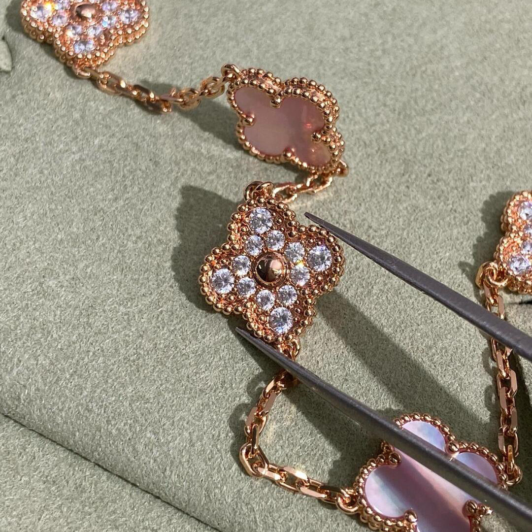 ˇGilded EraˇCLOVER 10 MOTIFS DIAMOND PINK MOP NECKLACE