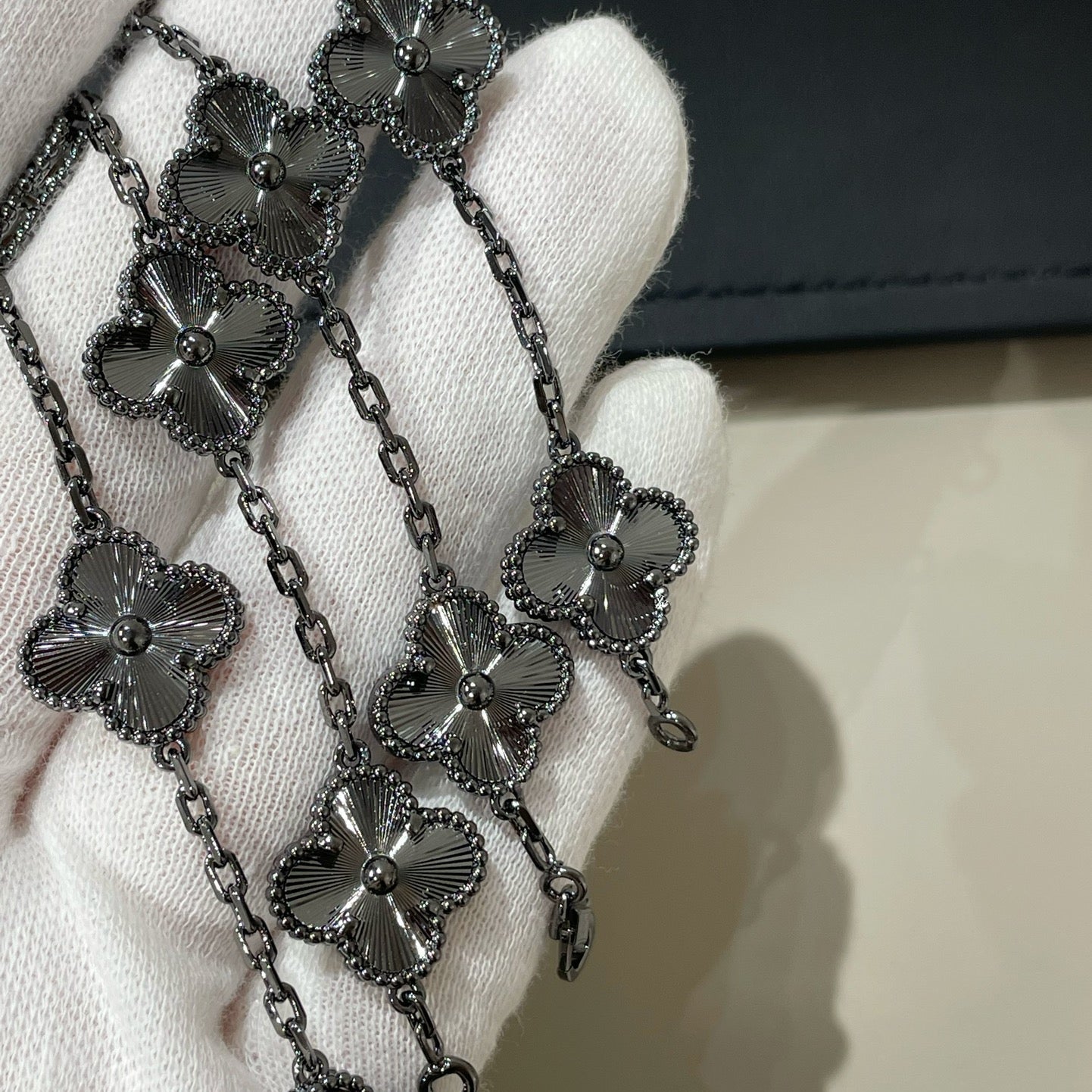 ˇGilded EraˇCLOVER 5 MOTIF BLACK BRACELET