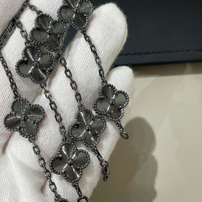 ˇGilded EraˇCLOVER 5 MOTIF BLACK BRACELET