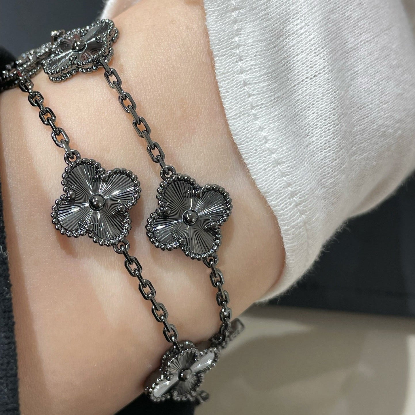 ˇGilded EraˇCLOVER 5 MOTIF BLACK BRACELET