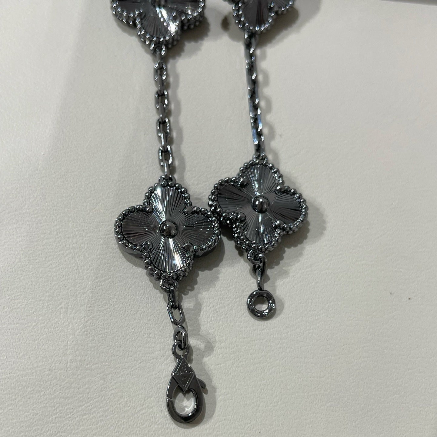 ˇGilded EraˇCLOVER 5 MOTIF BLACK BRACELET