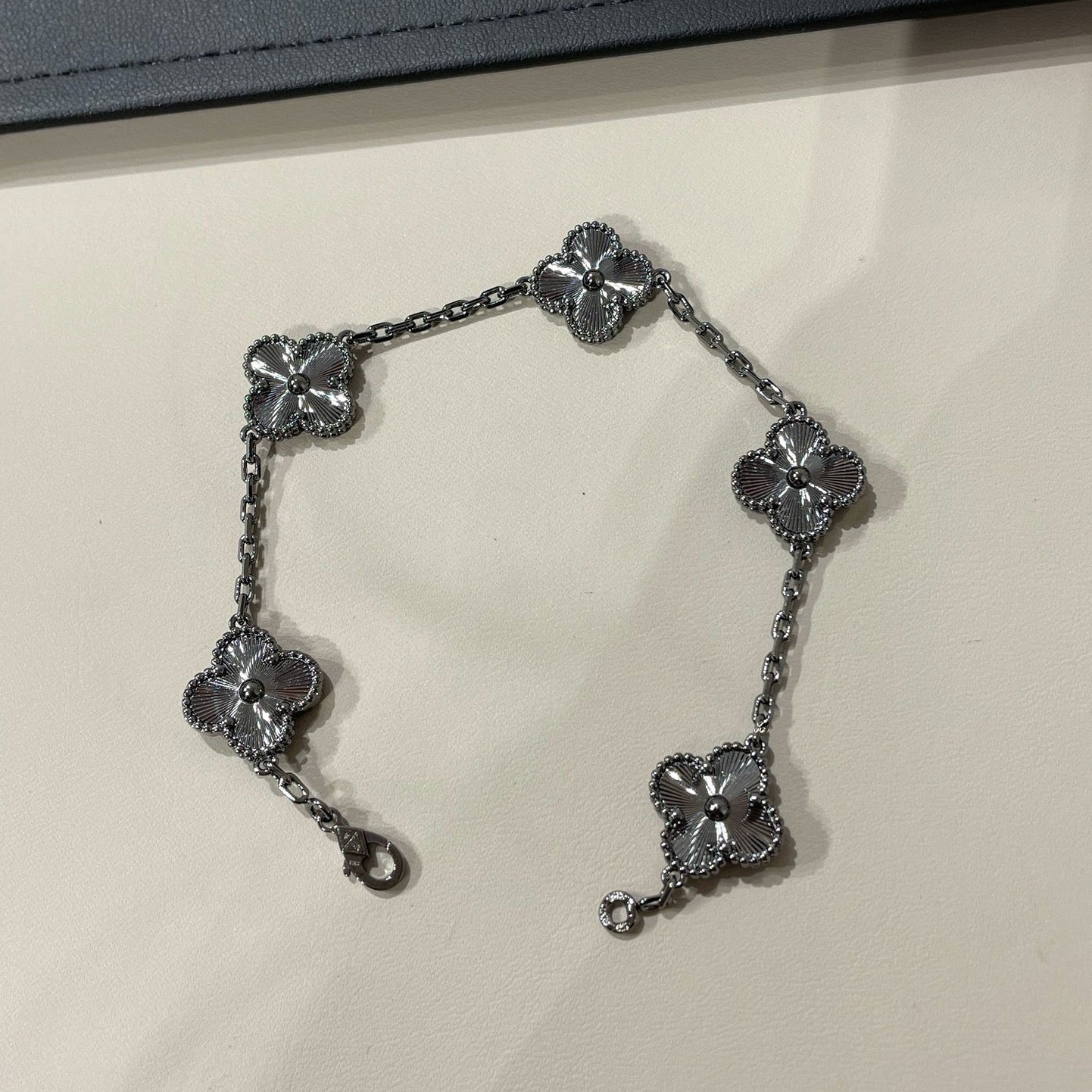 ˇGilded EraˇCLOVER 5 MOTIF BLACK BRACELET