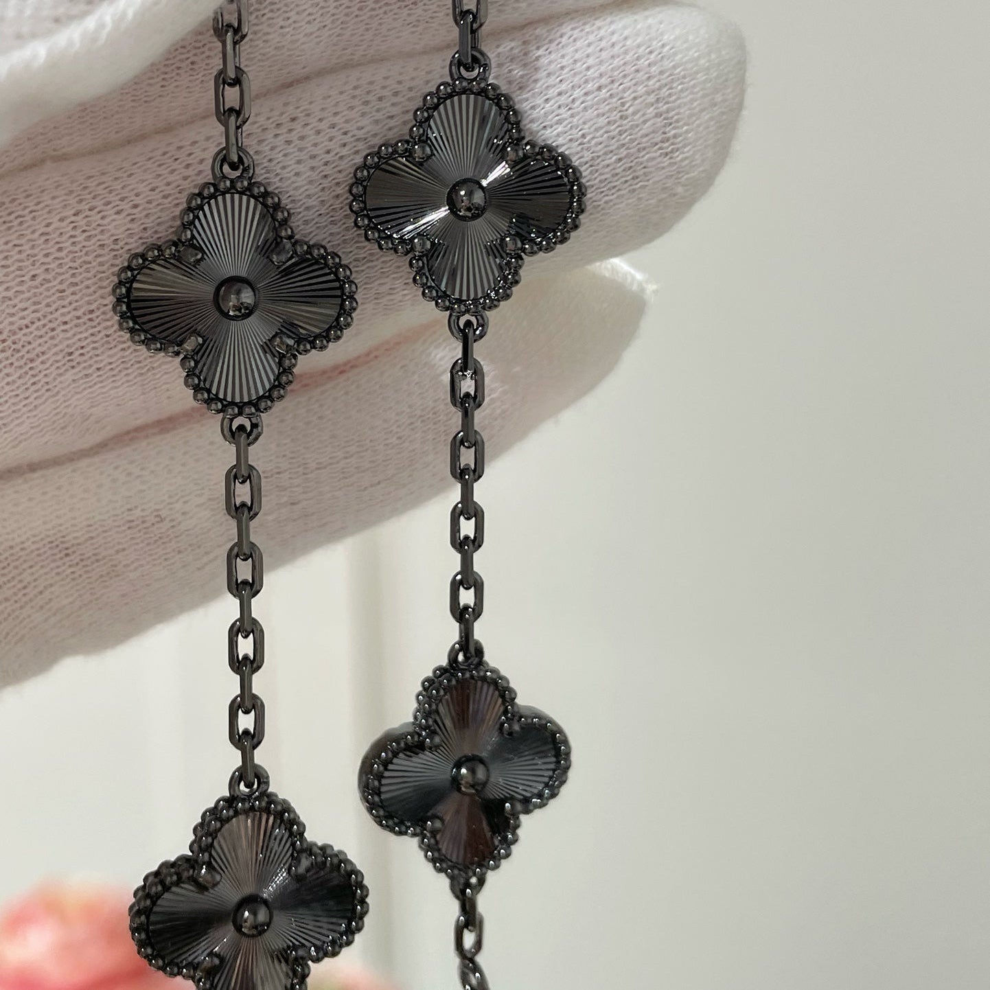 ˇGilded EraˇCLOVER 5 MOTIF BLACK BRACELET