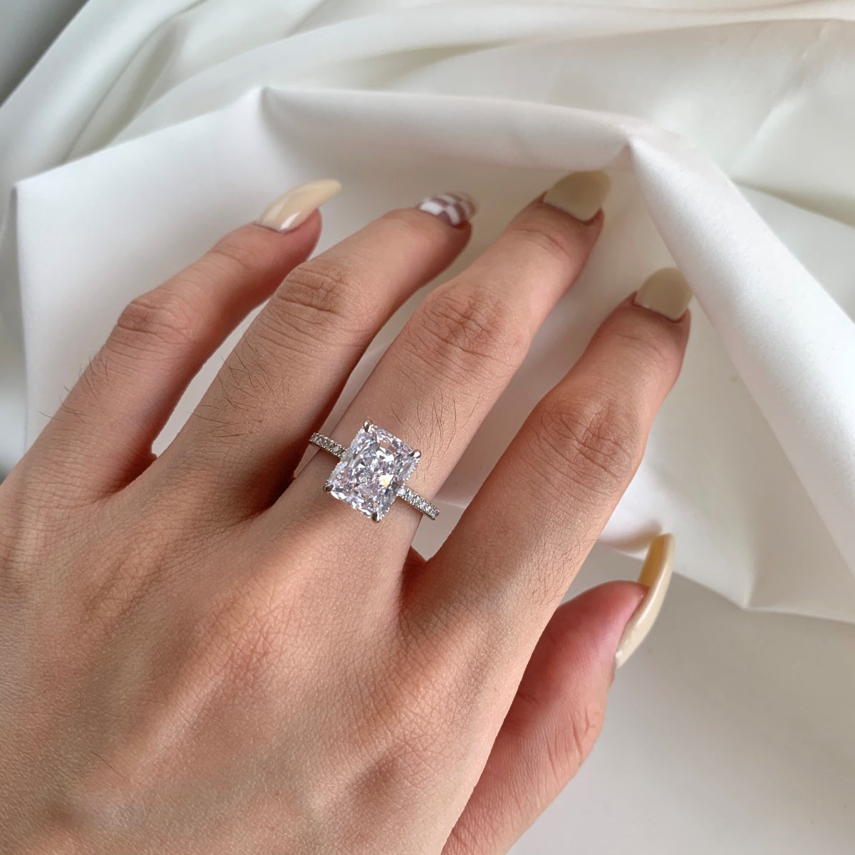 [STREET]Luxurious Engagement Ring