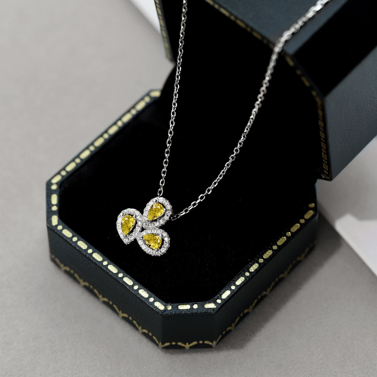[STREET]Elegant Flower Shape Pear Cut Necklace