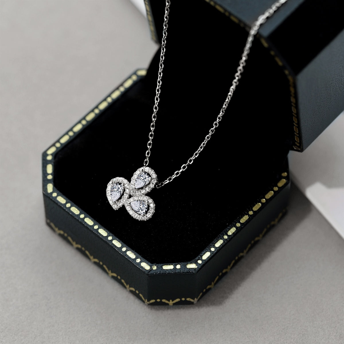 [STREET]Elegant Flower Shape Pear Cut Necklace