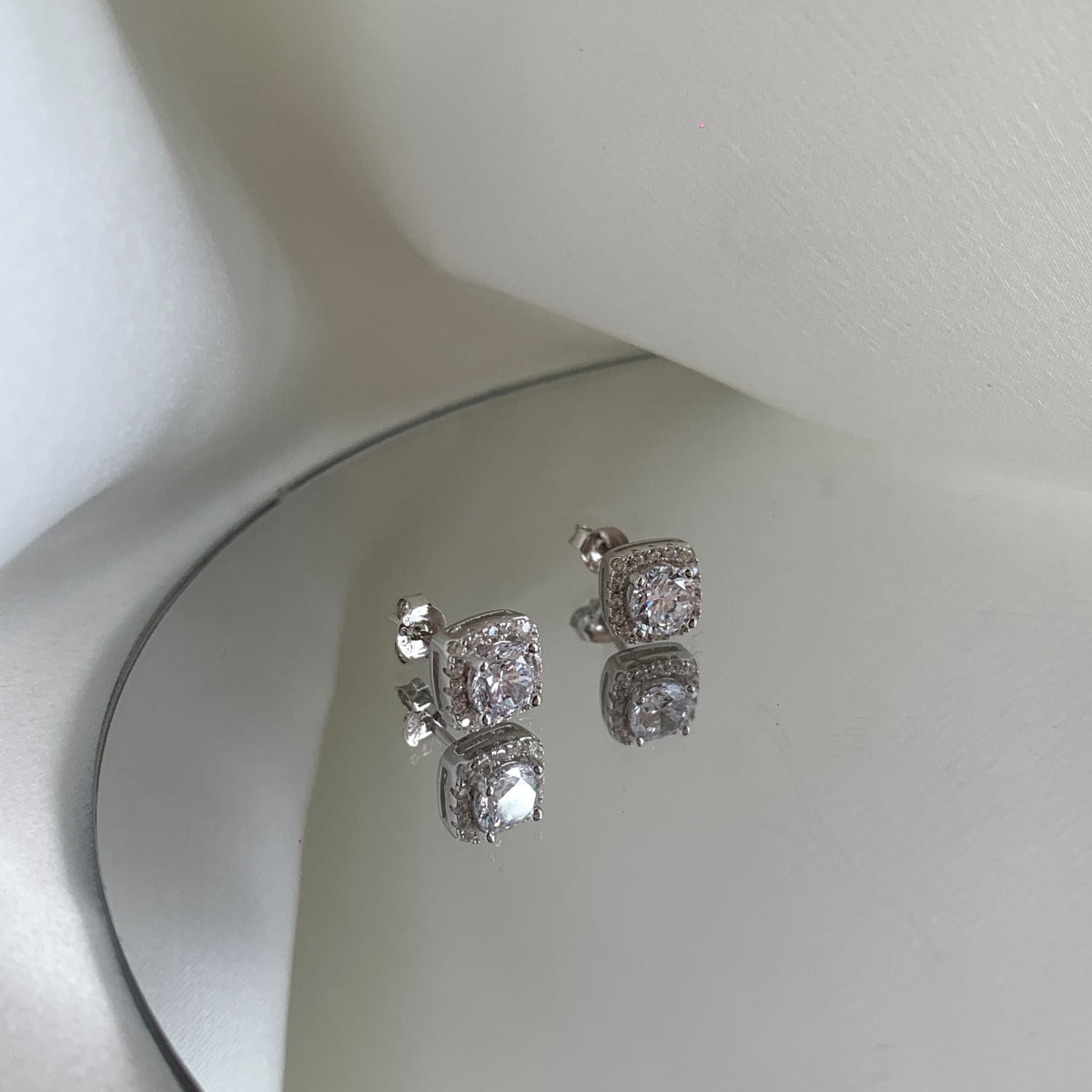 [STREET]Classic Round Center Stone Stud Earrings