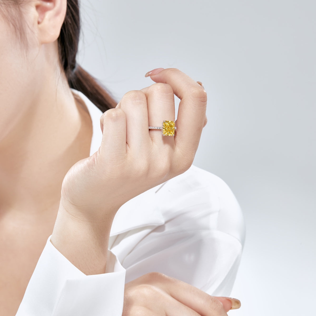 [STREET]Luxurious Engagement Ring