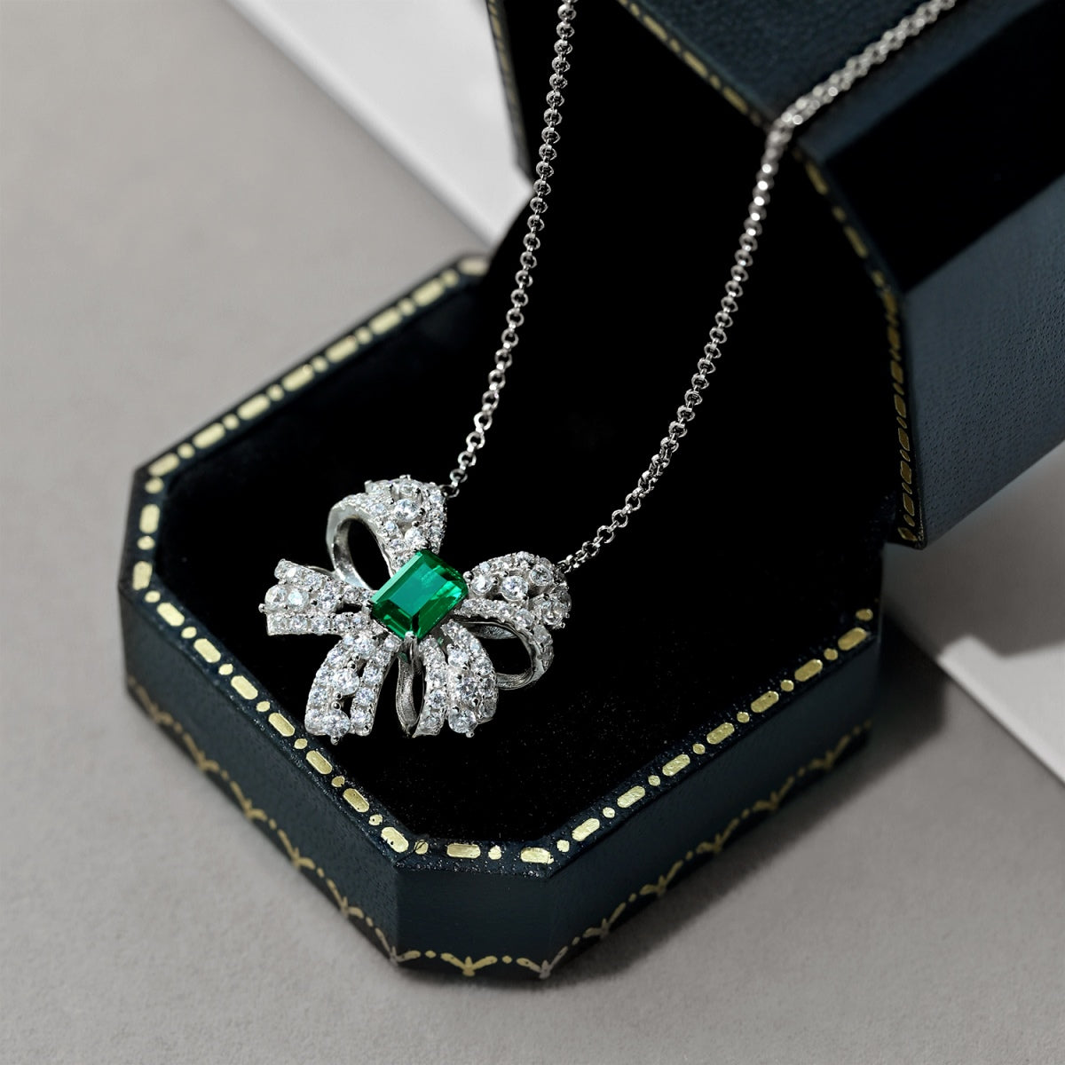 [STREET]Luxurious Flower Shape Emerald Cut Necklace