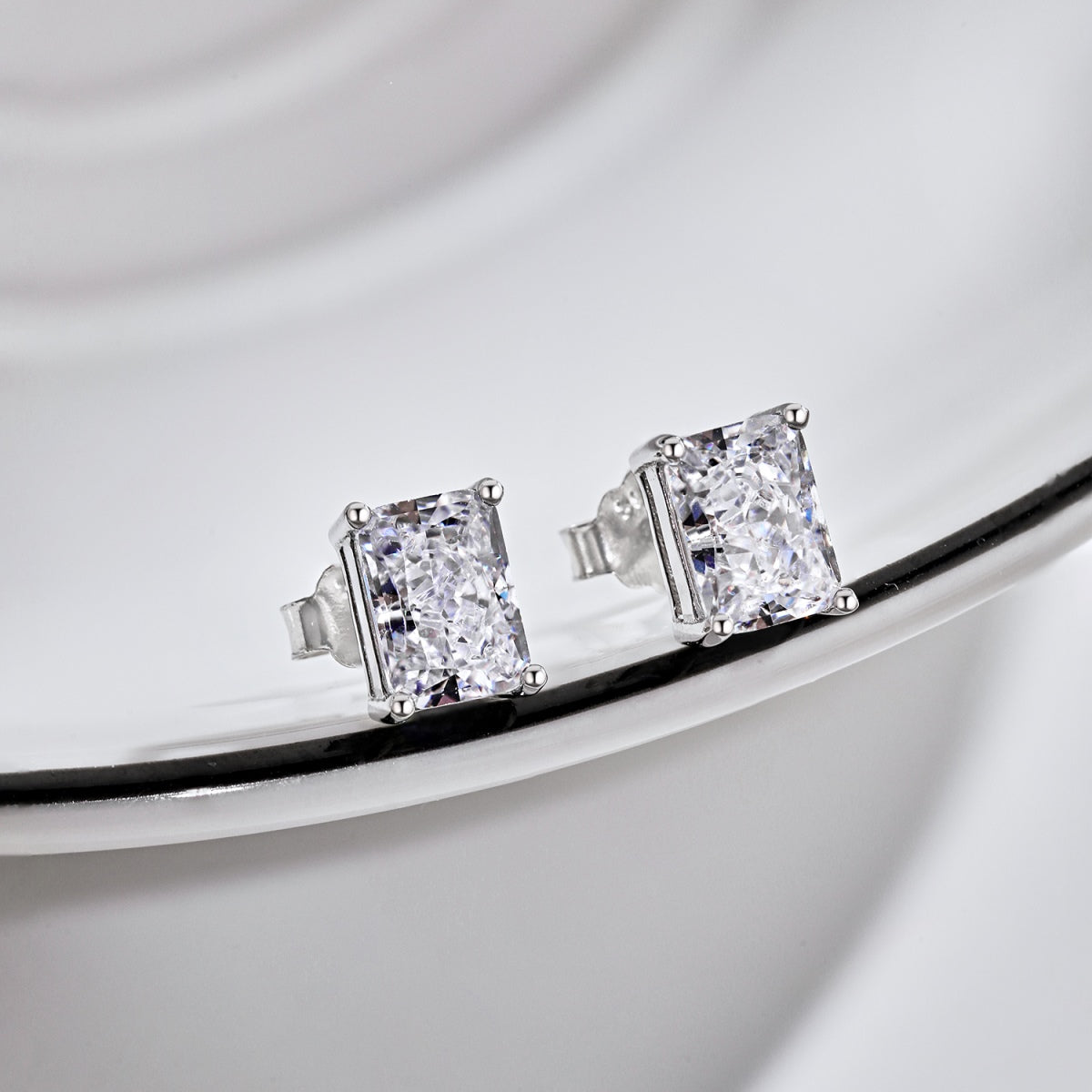[STREET]Radiant Luxurious Princess Cut Daily Earrings