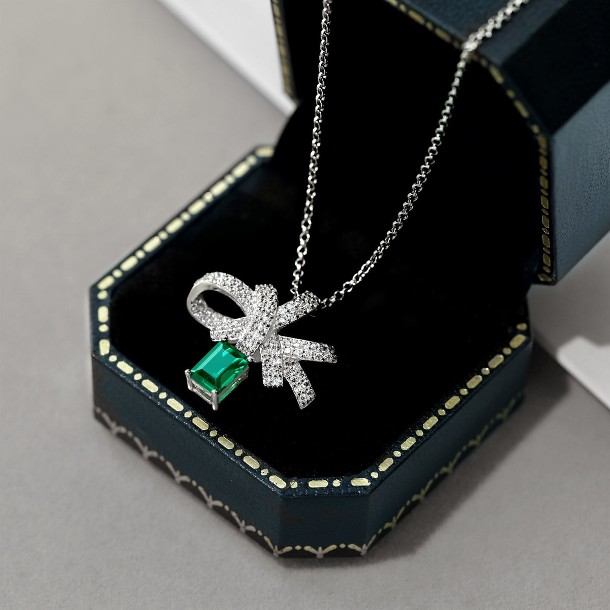 [STREET]Luxurious Flower Shape Emerald Cut Necklace