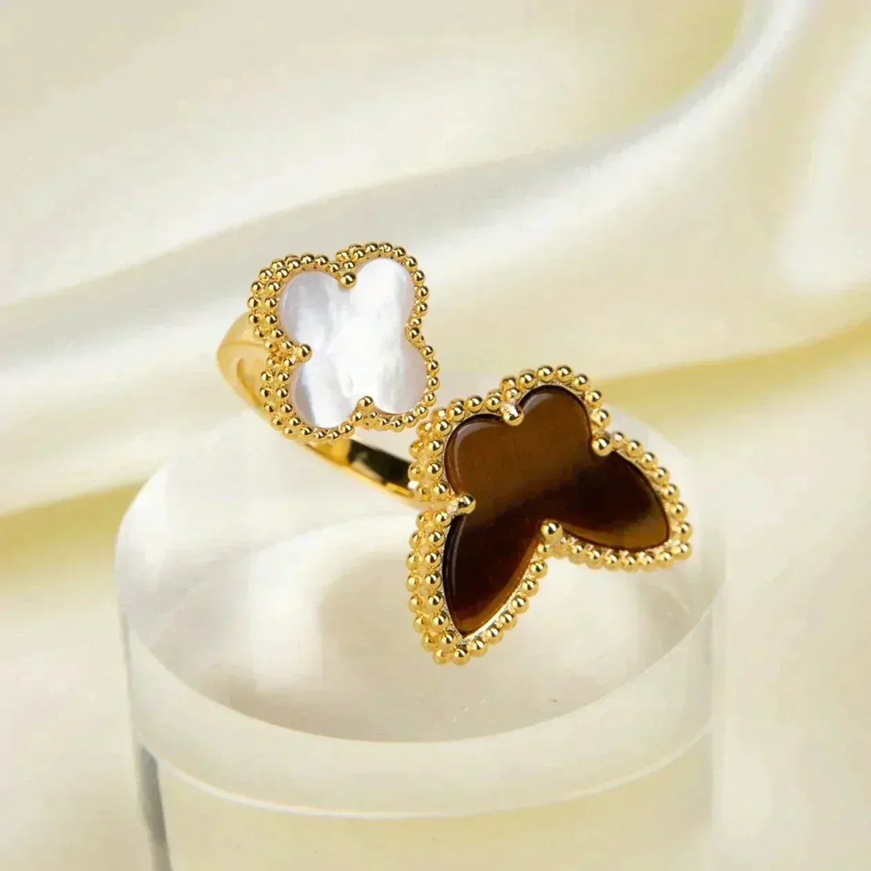 ˇGilded EraˇLUCKY BETWEEN THE FINGER RING