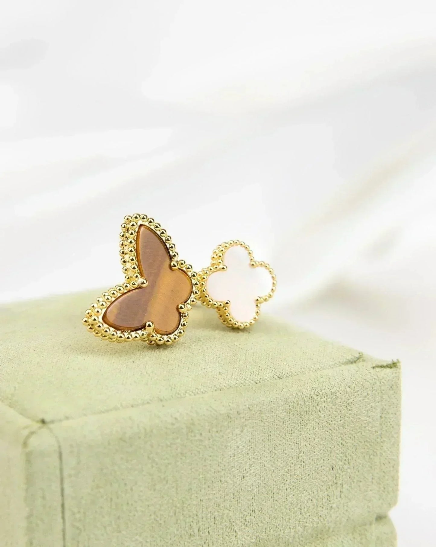 ˇGilded EraˇLUCKY BETWEEN THE FINGER RING
