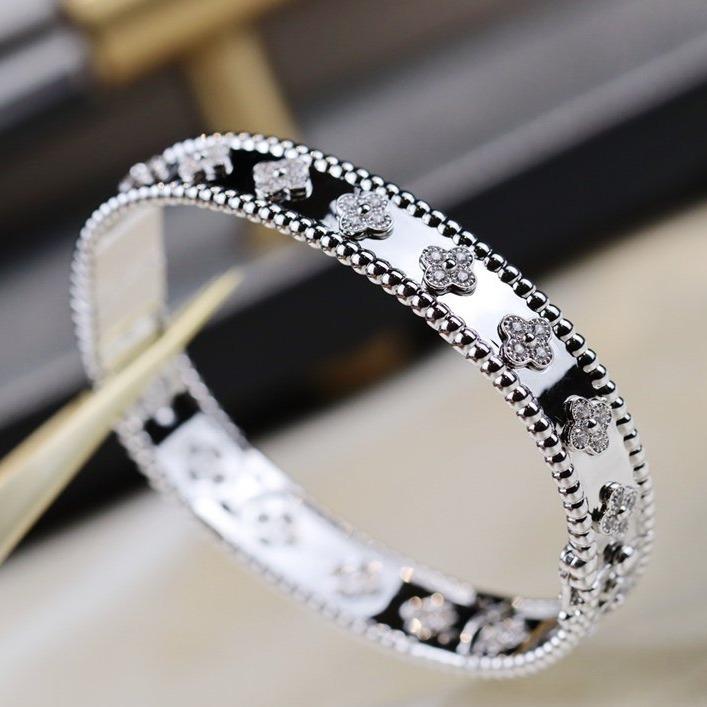 ˇGilded EraˇCLOVER BRACELET 8MM DIAMONDS