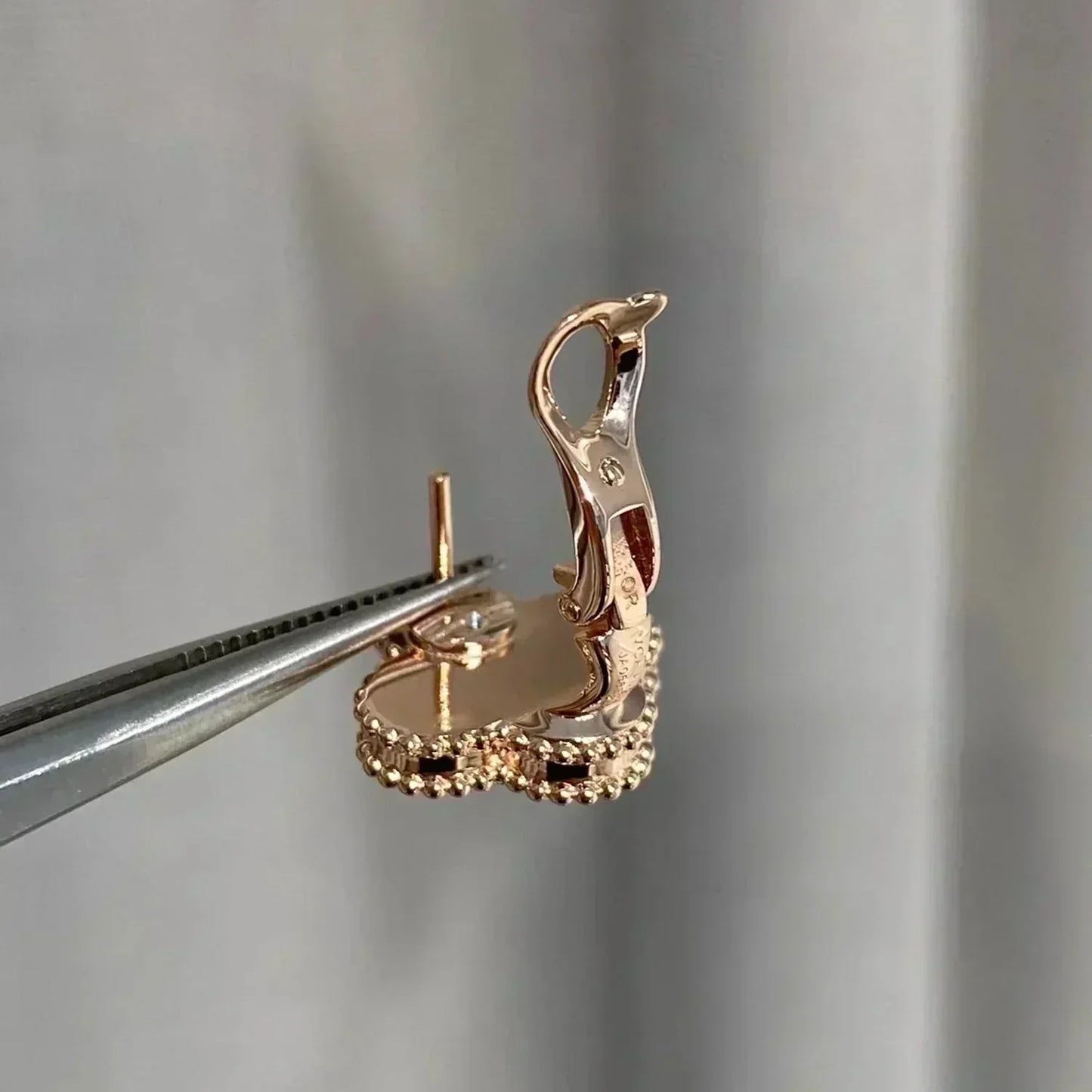 ˇGilded EraˇCLOVER MEDIUM 1 MOTIFS  PINK MOP DIAMOND EARRINGS