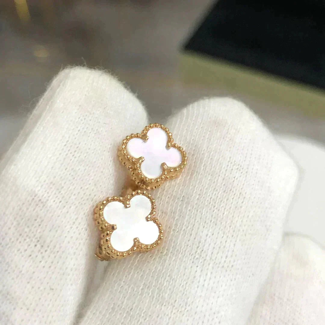 ˇGilded EraˇCLOVER MINI 9.5MM WHITE MOP EARRINGS