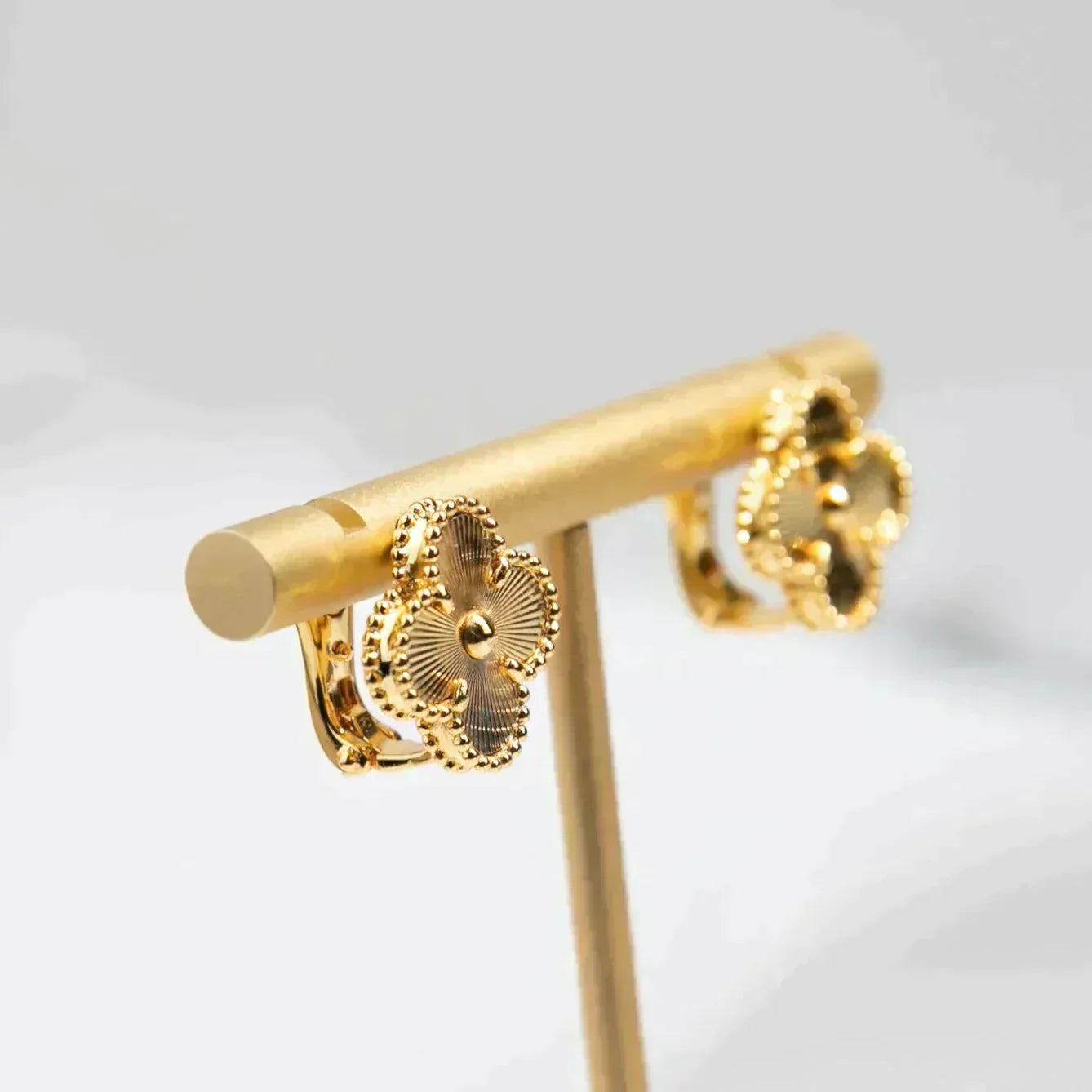 ˇGilded EraˇCLOVER MEDIUM 1 MOTIFS LASER EARRINGS