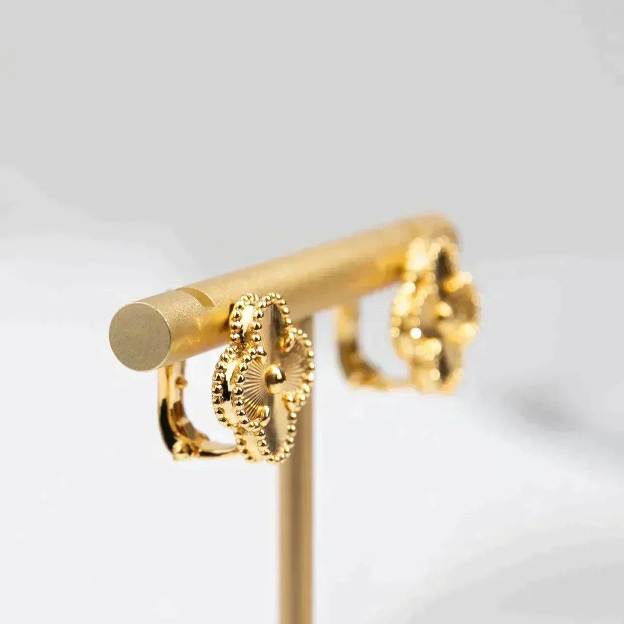 ˇGilded EraˇCLOVER MEDIUM 1 MOTIFS LASER EARRINGS