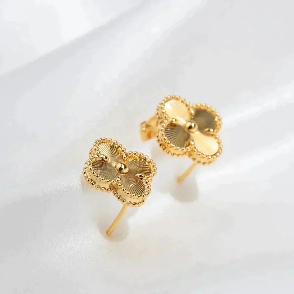 ˇGilded EraˇCLOVER MEDIUM 1 MOTIFS LASER EARRINGS