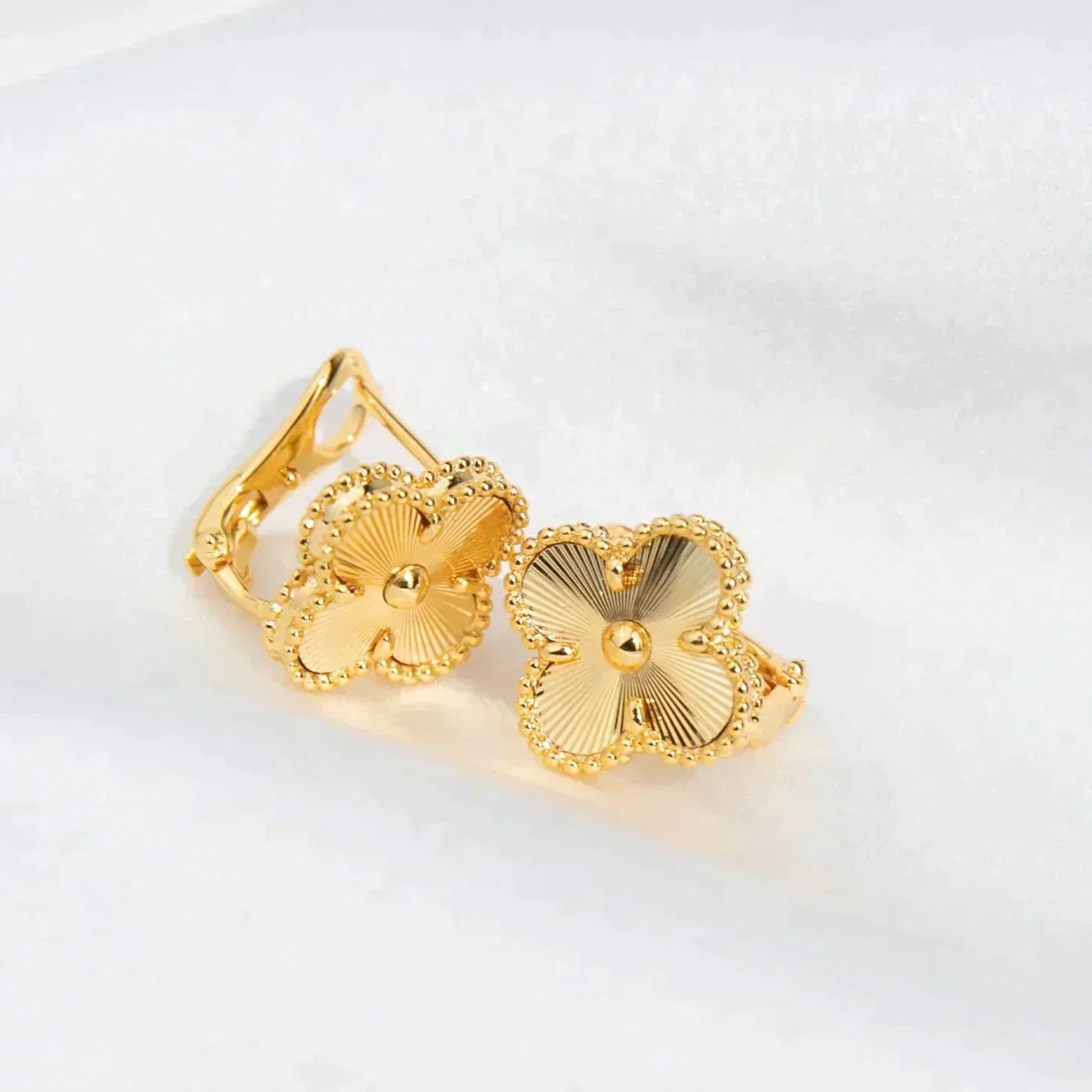ˇGilded EraˇCLOVER MEDIUM 1 MOTIFS LASER EARRINGS