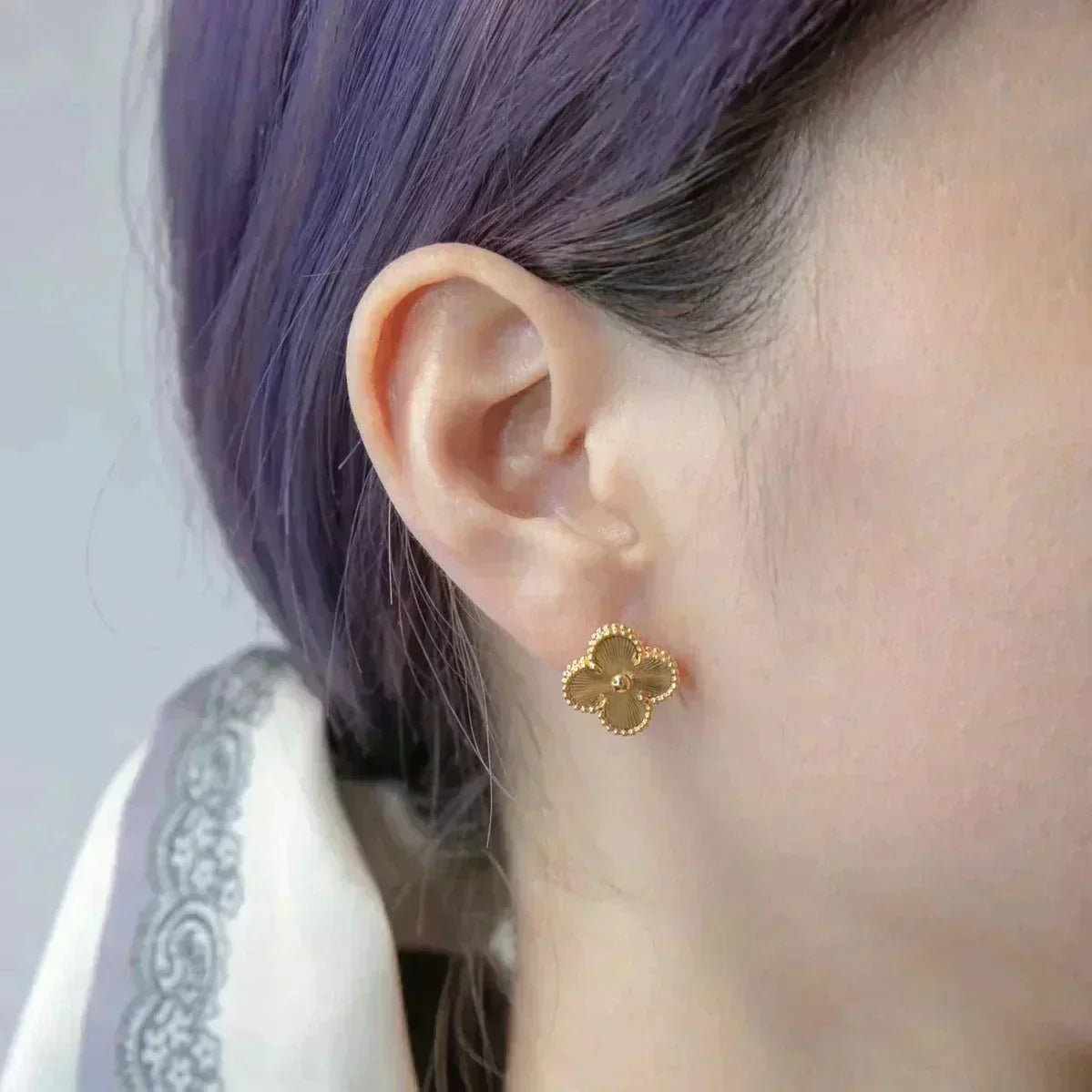 ˇGilded EraˇCLOVER MEDIUM 1 MOTIFS LASER EARRINGS