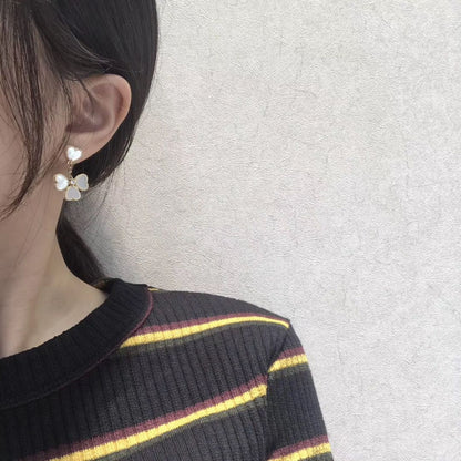 ˇGilded EraˇCLOVER SWEET WHITE MOP EARRINGS
