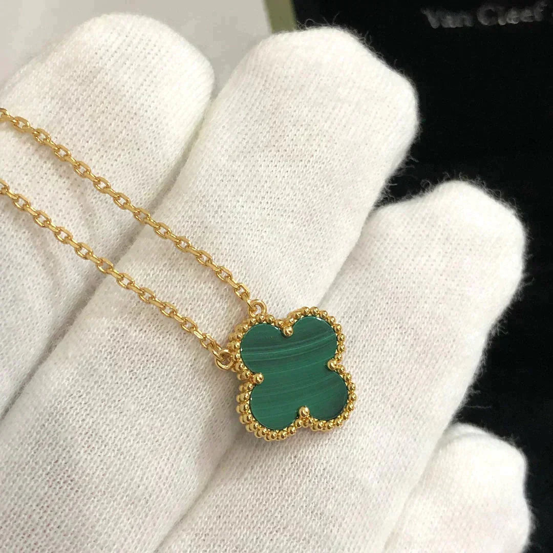 ˇGilded EraˇCLOVER 15MM MALACHITE SINGLE FLOWER  NECKLACE
