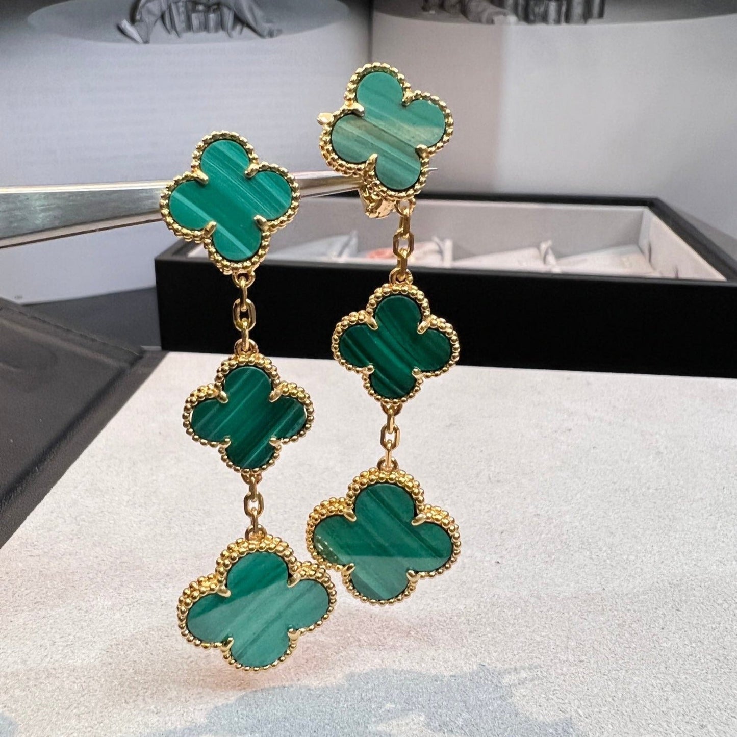 ˇGilded EraˇCLOVER MALACHITE 3 MOTIFS GOLD