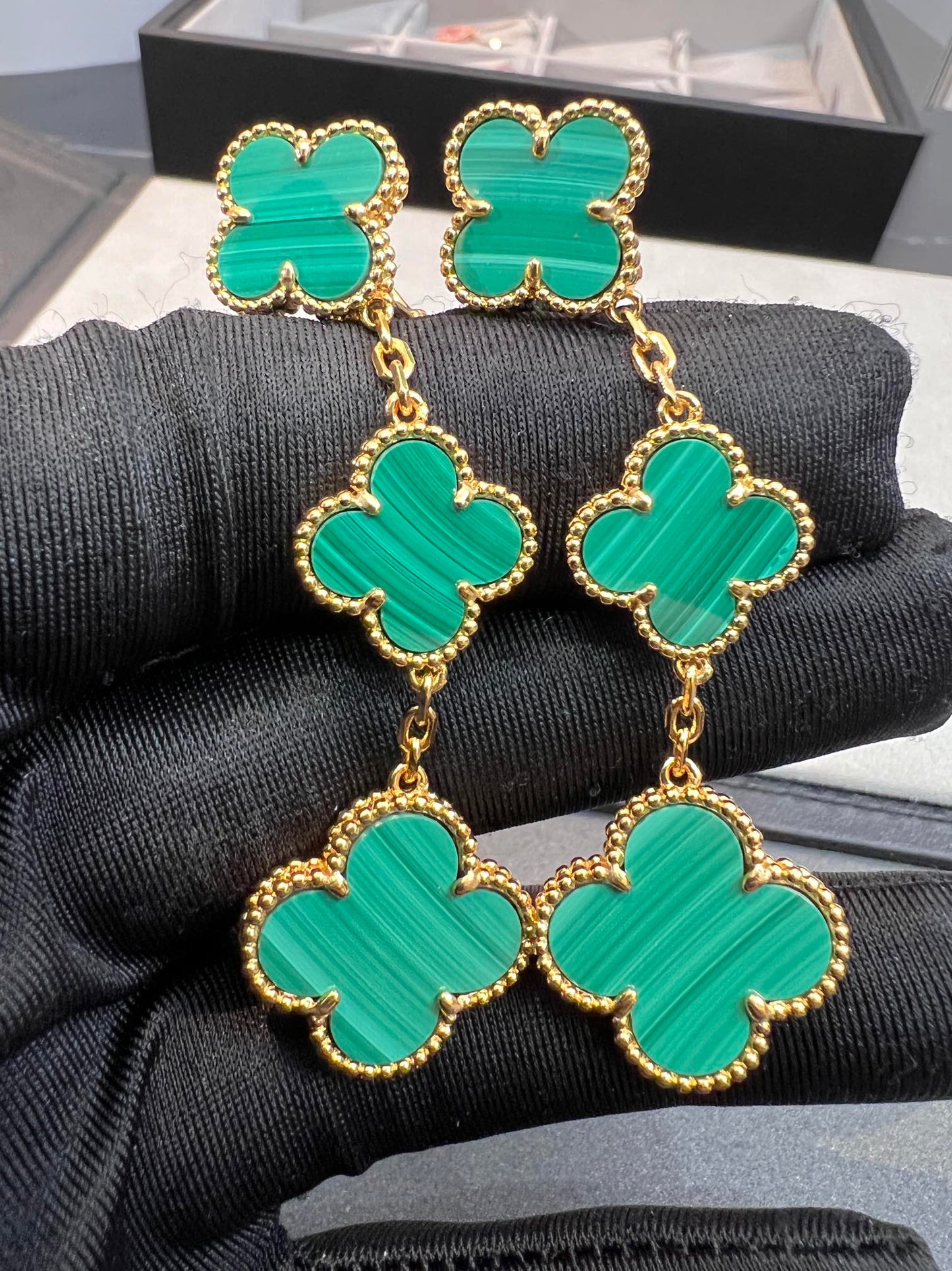 ˇGilded EraˇCLOVER MALACHITE 3 MOTIFS GOLD